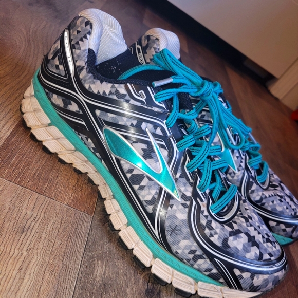 Like NEW Brooks Adrenalin GTS16 edition running shoes - Picture 1 of 6